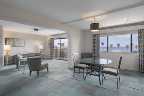 スタンダード ルーム ベッド (複数台) テラス オーシャンビュー (TERRACE OCEANVIEW 2 BED/2 BATH SUITE) | セーフティボックス (室内)、遮光カーテン、アイロン / アイロン台、ベビーベッド (無料)