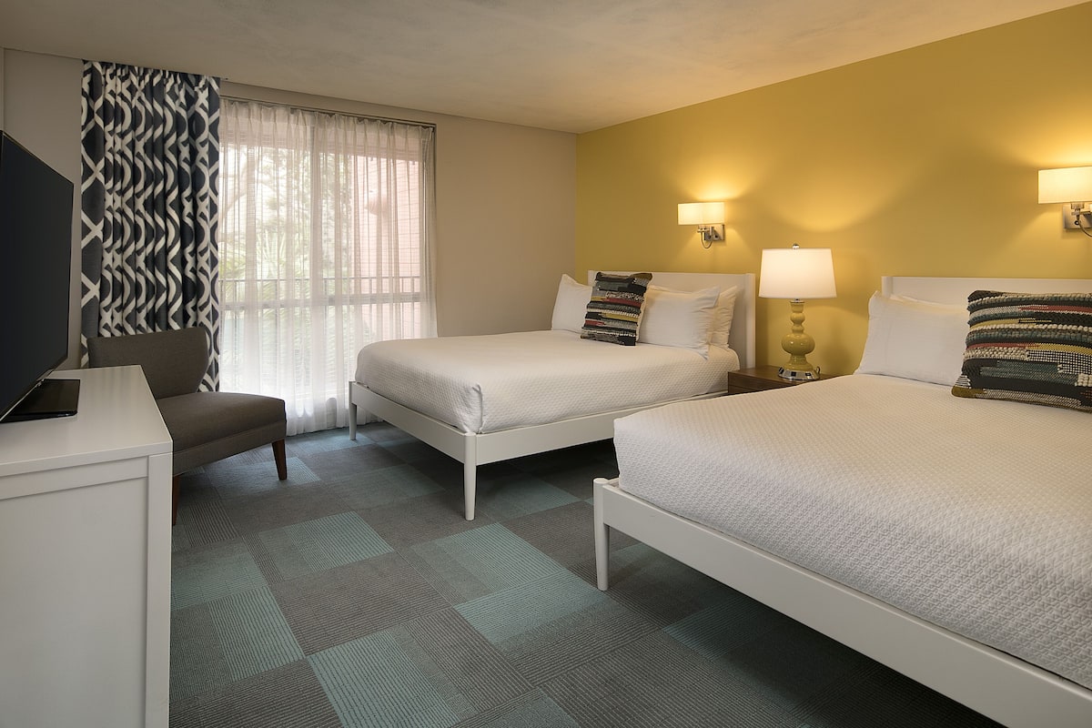 Hypo-allergenic bedding, in-room safe, blackout curtains