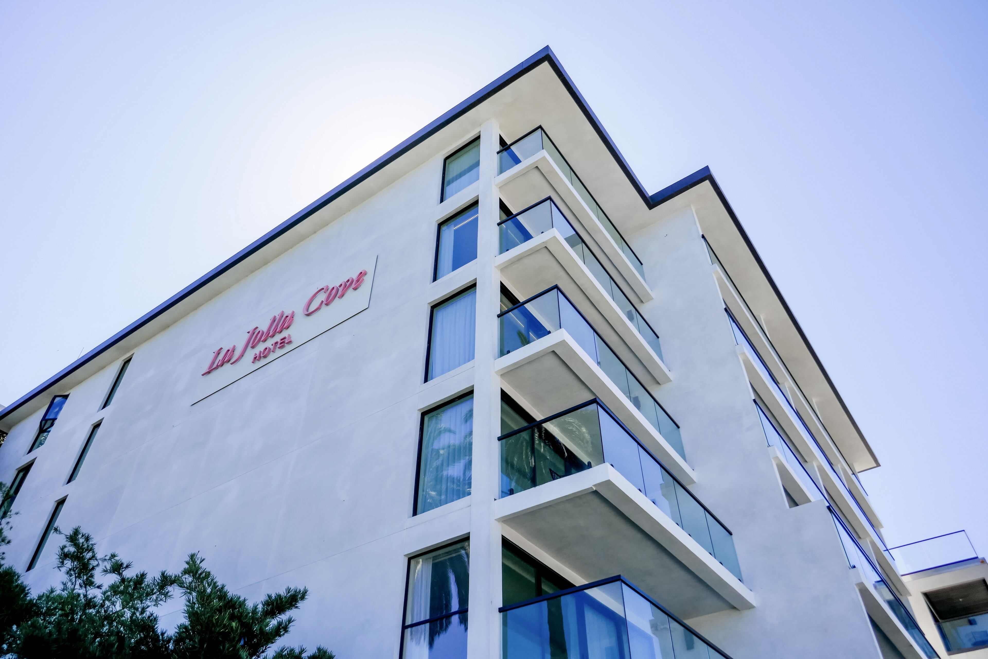 Un moderno edificio de hotel con un letrero llamativo que dice "La Jolla Cove Hotel".