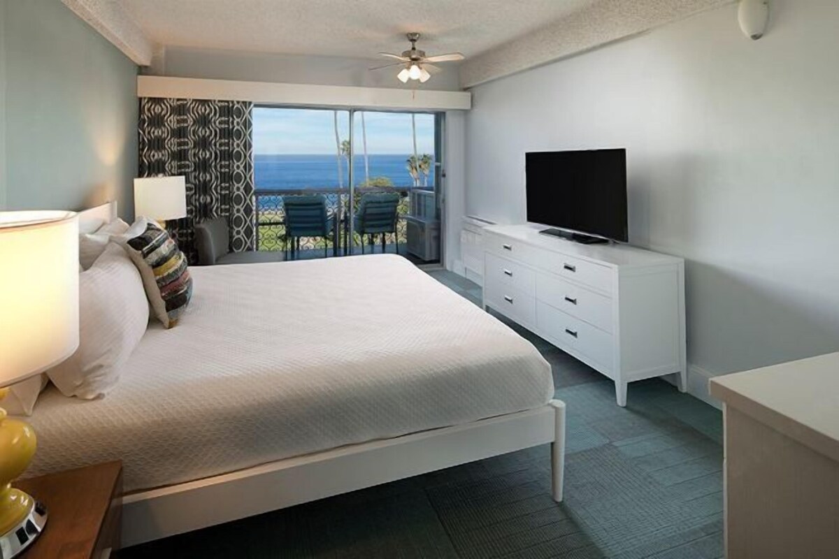 Hypo-allergenic bedding, in-room safe, blackout curtains