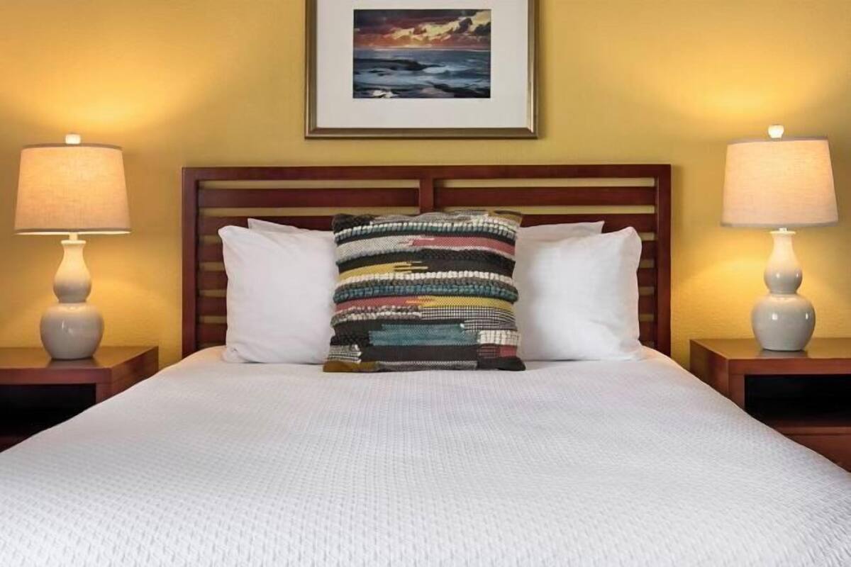 Hypo-allergenic bedding, in-room safe, blackout drapes