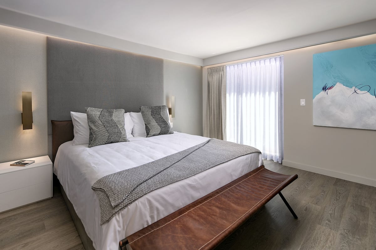 Hypo-allergenic bedding, in-room safe, blackout curtains
