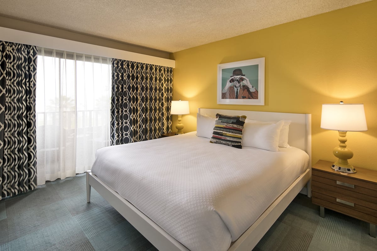 Hypo-allergenic bedding, in-room safe, blackout curtains