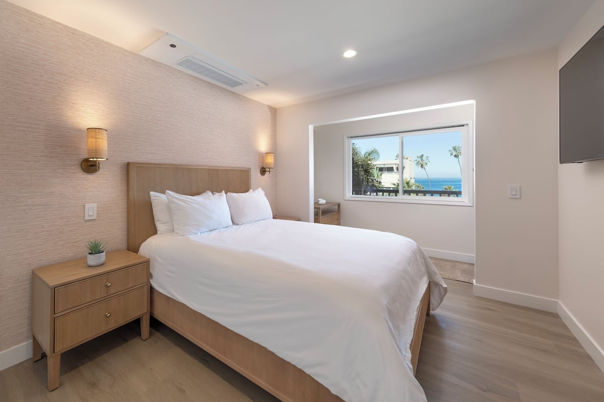 Standard Ocean View Queen Studio (Stair Access Only)