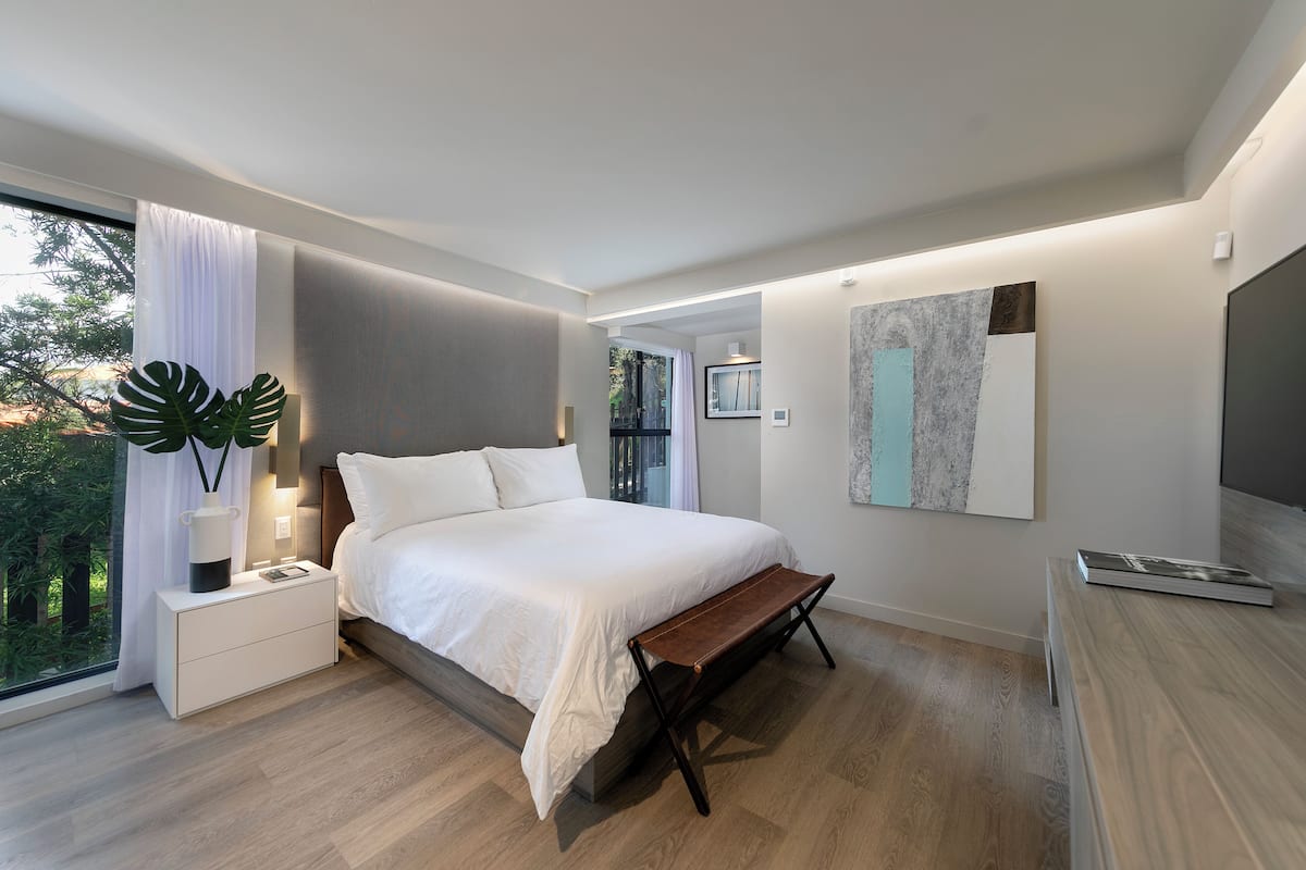 Studio, 1 Queen Bed, Accessible (Pines) | Hypo-allergenic bedding available, in-room safe, blackout drapes