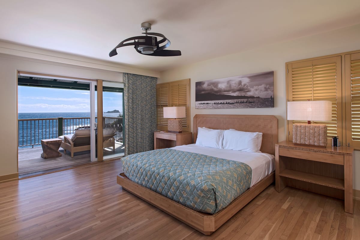 Premium bedding, in-room safe, desk, laptop workspace