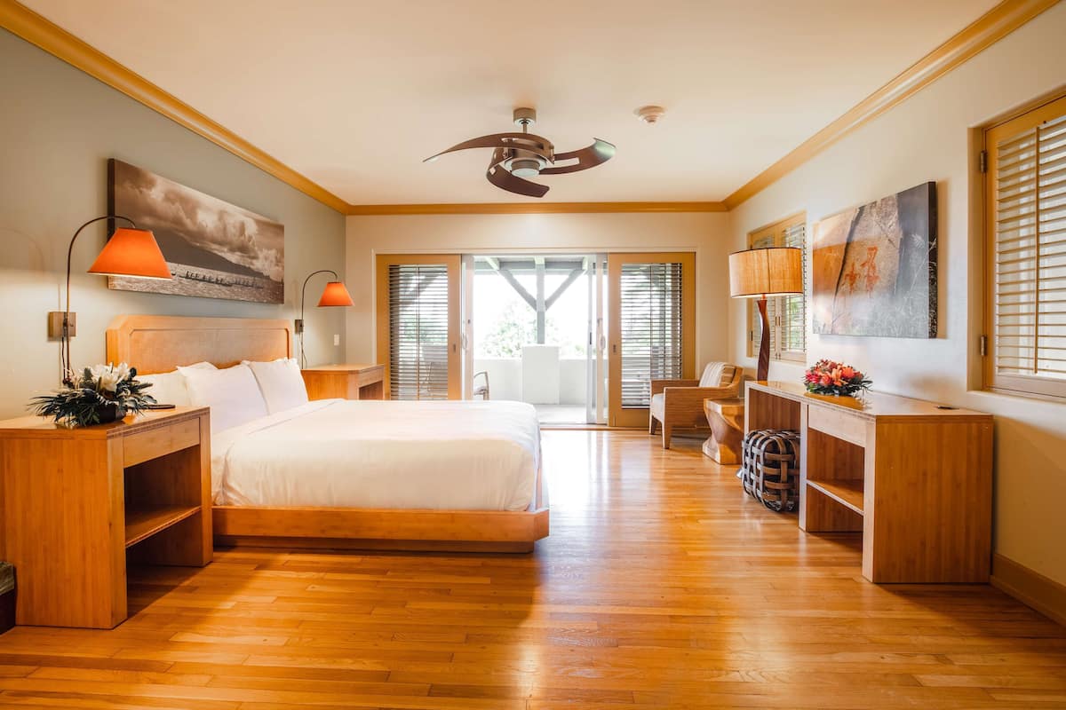 studio, 1 king bed, partial ocean view | premium bedding, in-room safe, desk, laptop workspace