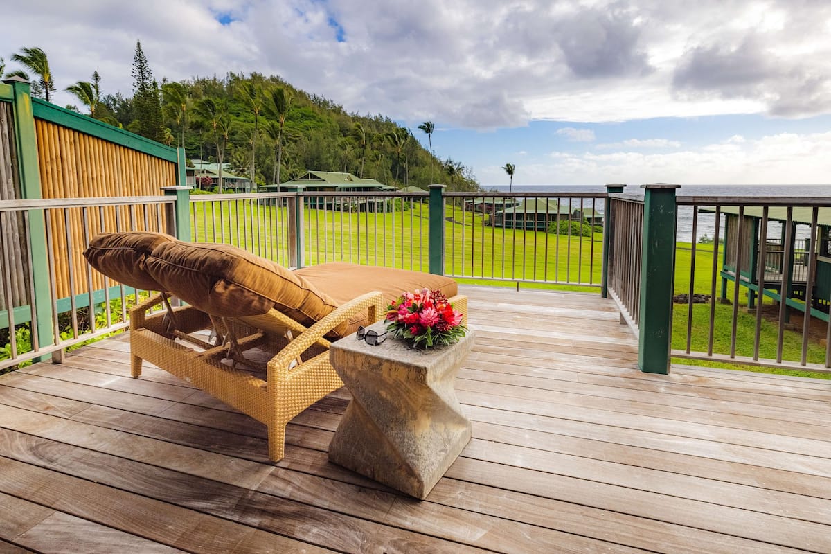 Bungalow, 1 King Bed, Ocean View | Premium bedding, in-room safe, desk, laptop workspace