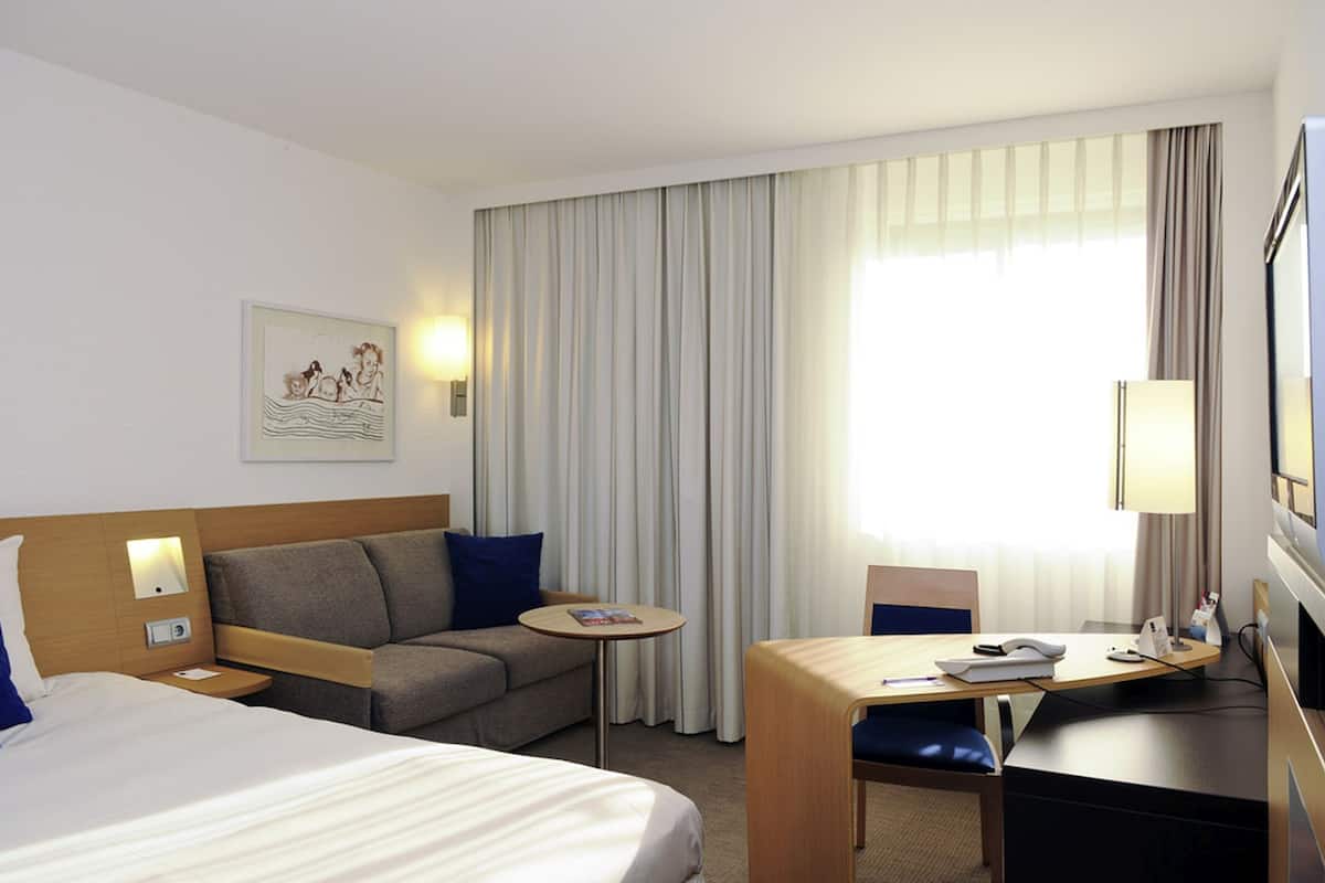 Untuvapeitot, minibaari, tallelokero huoneessa