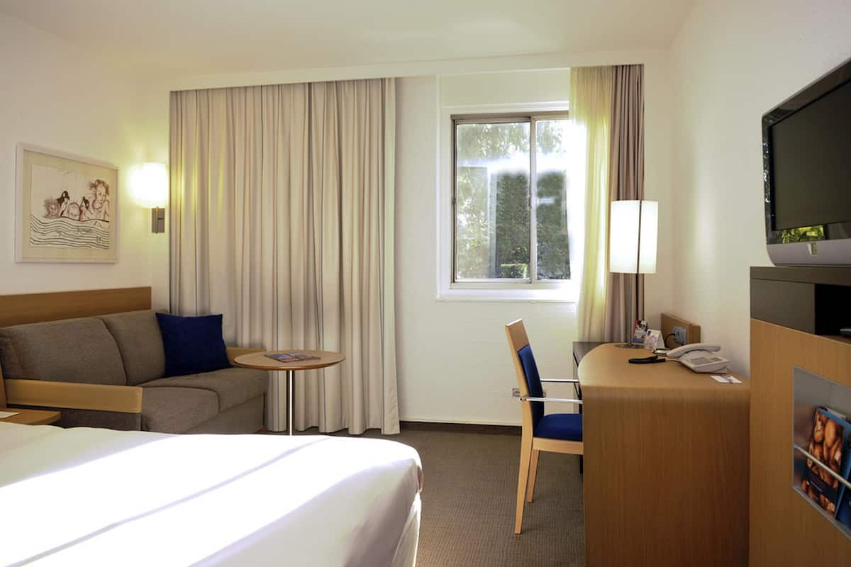 Untuvapeitot, minibaari, tallelokero huoneessa