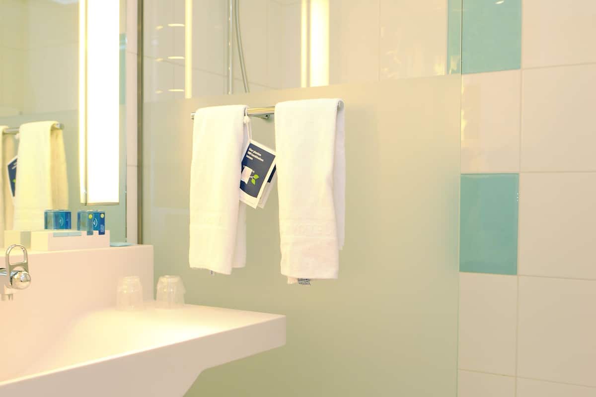 Sadesuihkupää, ympäristöystävälliset hygieniatuotteet, hiustenkuivaaja