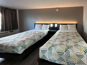 Quarto luxo, 2 camas de casal, para não fumantes, geladeira e micro-ondas | Wi-Fi de cortesia, roupa de cama