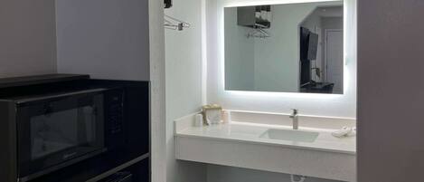 Combined shower/tub, towels