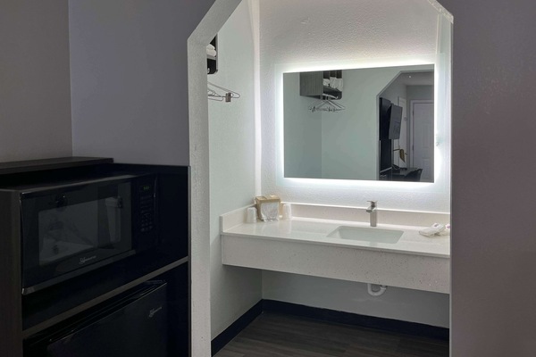 Combined shower/tub, towels