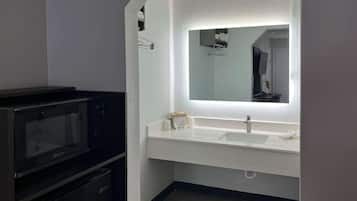 Combined shower/tub, towels