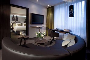 Minibar, coffres-forts dans les chambres, bureau