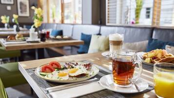 Petit déjeuner complet (29 EUR par personne)