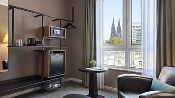 Zimmer, 1 Queen-Bett | Minibar, Zimmersafe, Schreibtisch, laptopgeeigneter Arbeitsplatz