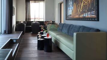 Serves lunch and dinner