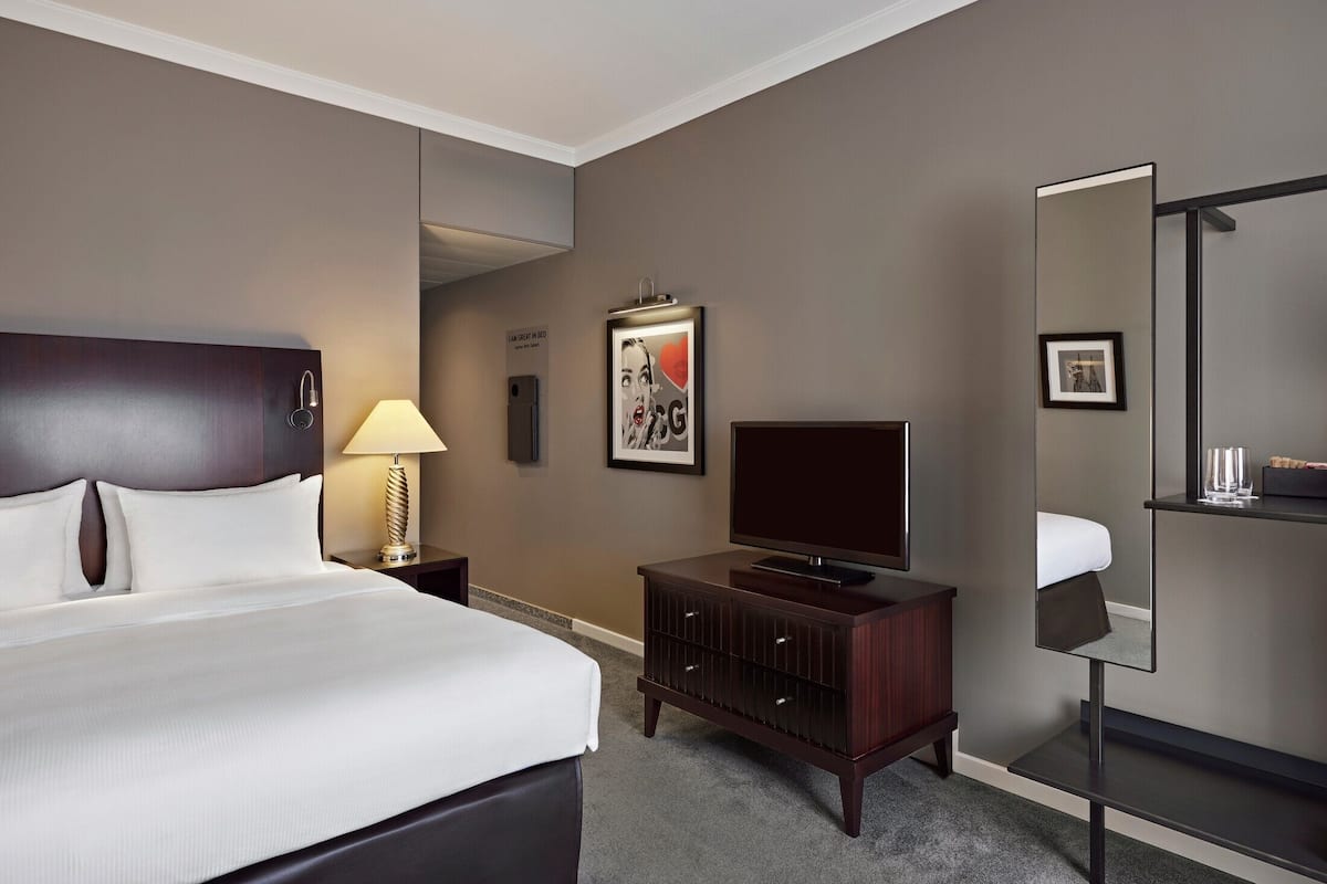 Room, 1 Queen Bed | Minibar, in-room safe, desk, laptop workspace