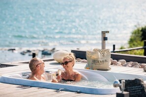 Outdoor spa tub - Fredensborg Badehotel (Ronne)