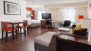 A hotel room with a bed, desk, chair, TV, and a small sofa. - Residence Inn By Marriott San Antonio Airport/Alamo Heights (San Antonio)
