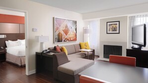 A hotel room with a bed, a sofa, a dining table, and a TV. - Residence Inn By Marriott San Antonio Airport/Alamo Heights (San Antonio)