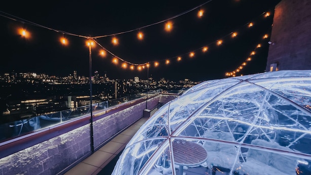 A transparent dome structure with a metal framework, a glass floor, and a metal railing. - DoubleTree Suites by Hilton Hotel Boston - Cambridge (Boston)