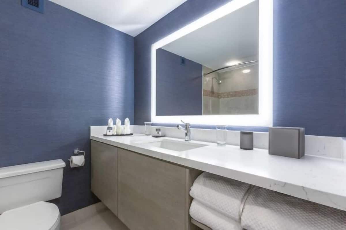 Een bad/douchecombinatie, gratis toiletartikelen, een haardroger