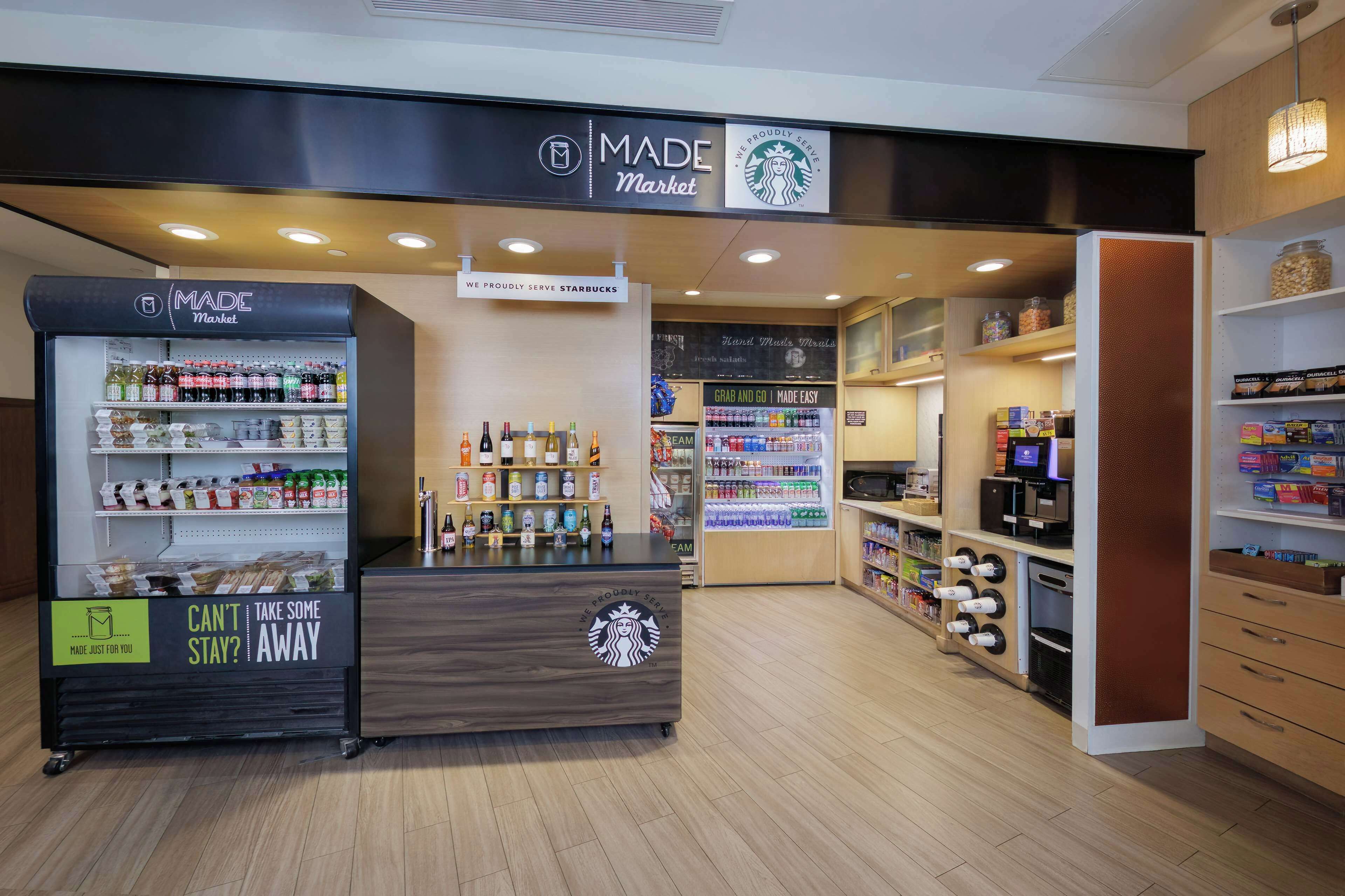 Made Market -myymälä, jossa on Starbucks-logo, hyllyt täynnä pikkupurtavaa ja erillinen osasto, josta voi ottaa tuotteita mukaan.