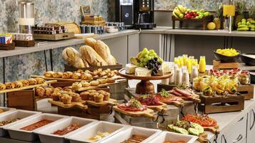 Takeaway-morgenmad hver dag (12 GBP pr. person)