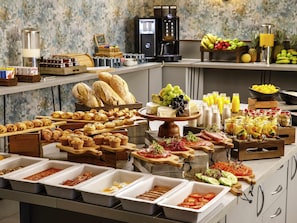 Daily to-go breakfast (GBP 12 per person)