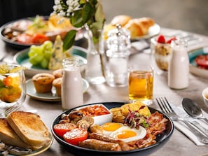 Tägliches Frühstück zum Mitnehmen (12 GBP pro Person)