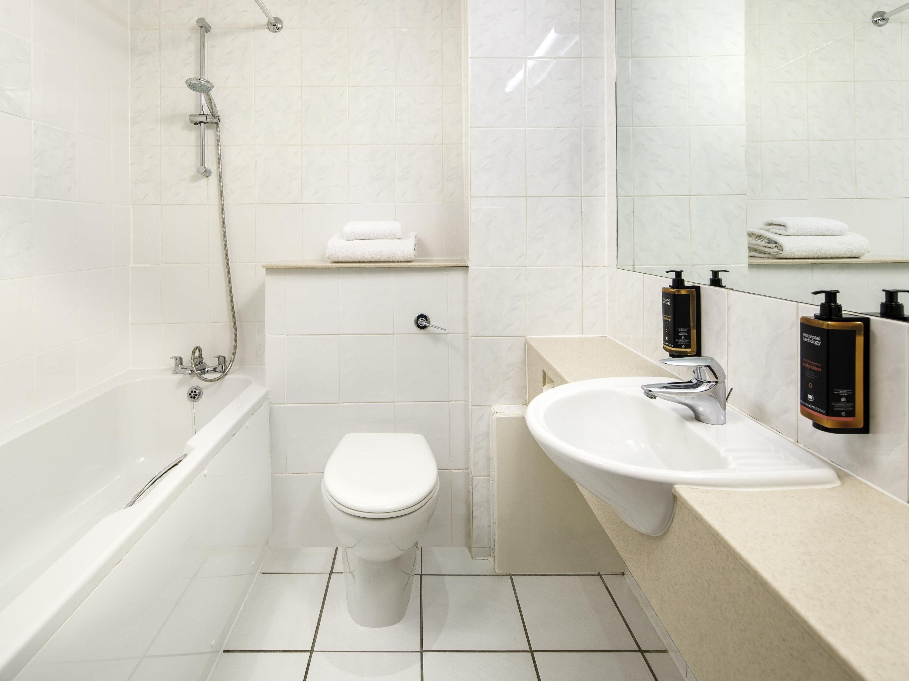 デスク、ノートパソコン用作業スペース、防音設備、アイロン / アイロン台