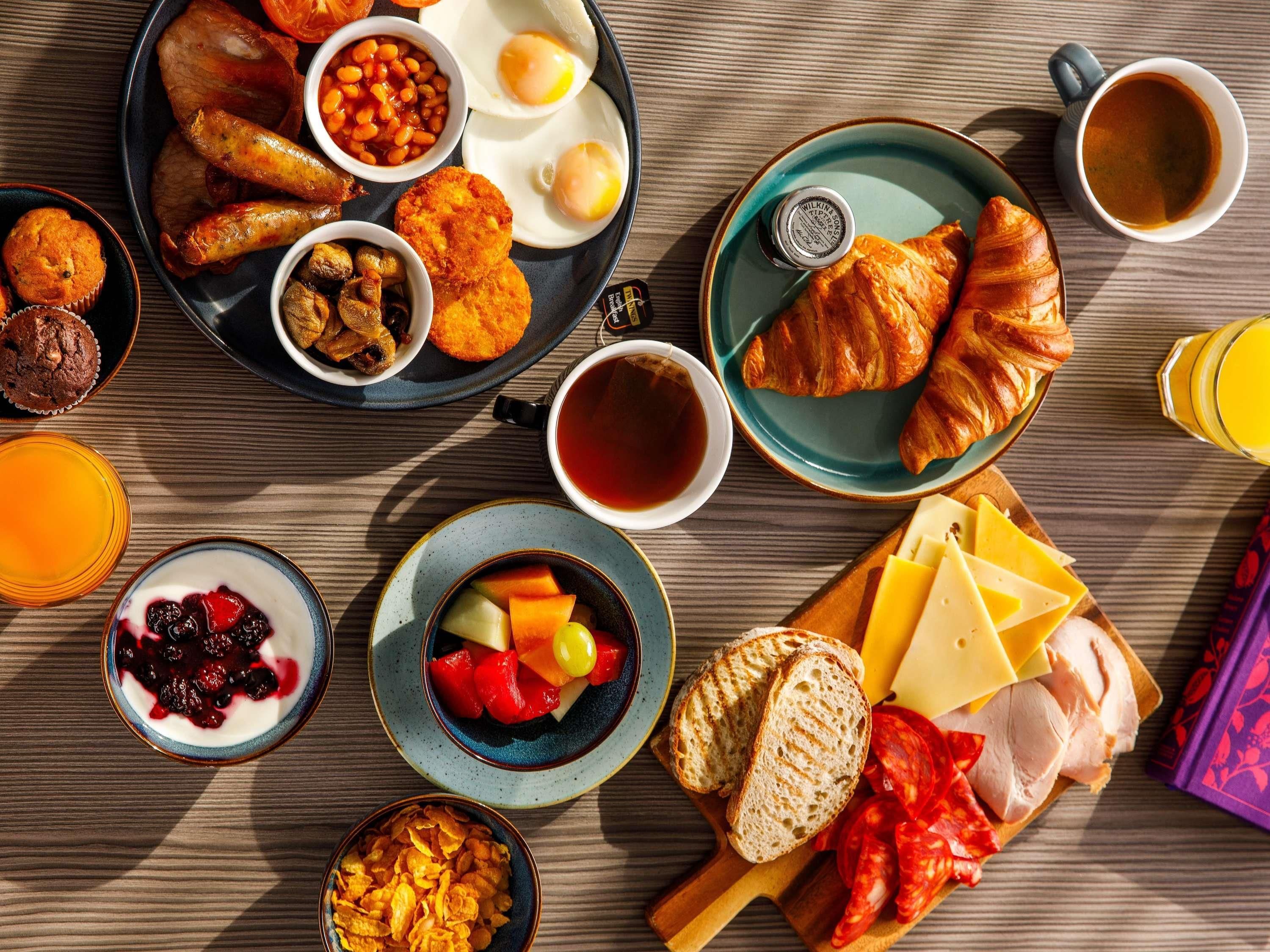 Un desayuno con una variedad de alimentos y bebidas.