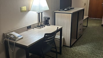 Minibar, escritorio, tabla de planchar con plancha y wifi gratis