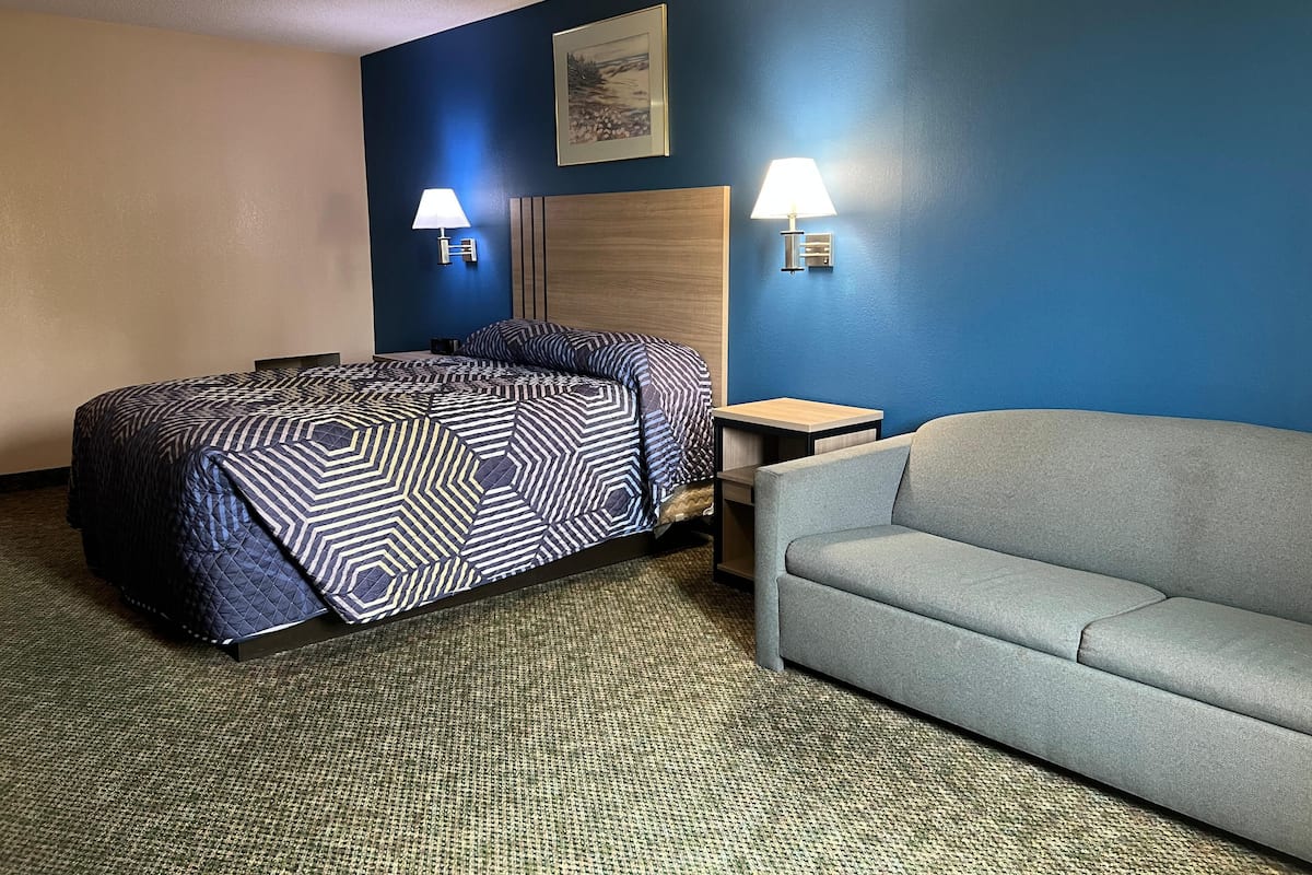 Queen Bed with Sofa Non-Smoking | Minibar, una scrivania, ferro/asse da stiro, Wi-Fi gratuito