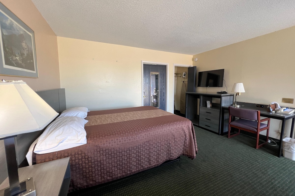 Queen Bed Accessible Non-Smoking | Minibar, una scrivania, ferro/asse da stiro, Wi-Fi gratuito