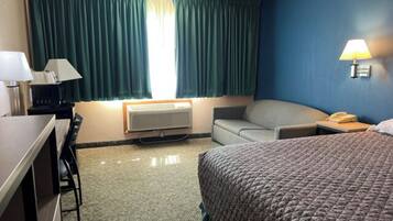 King Bed with Sofa Bed Non-Smoking | Frigobar, escrivaninha, ferros/tábuas de passar roupa, Wi-Fi de cortesia