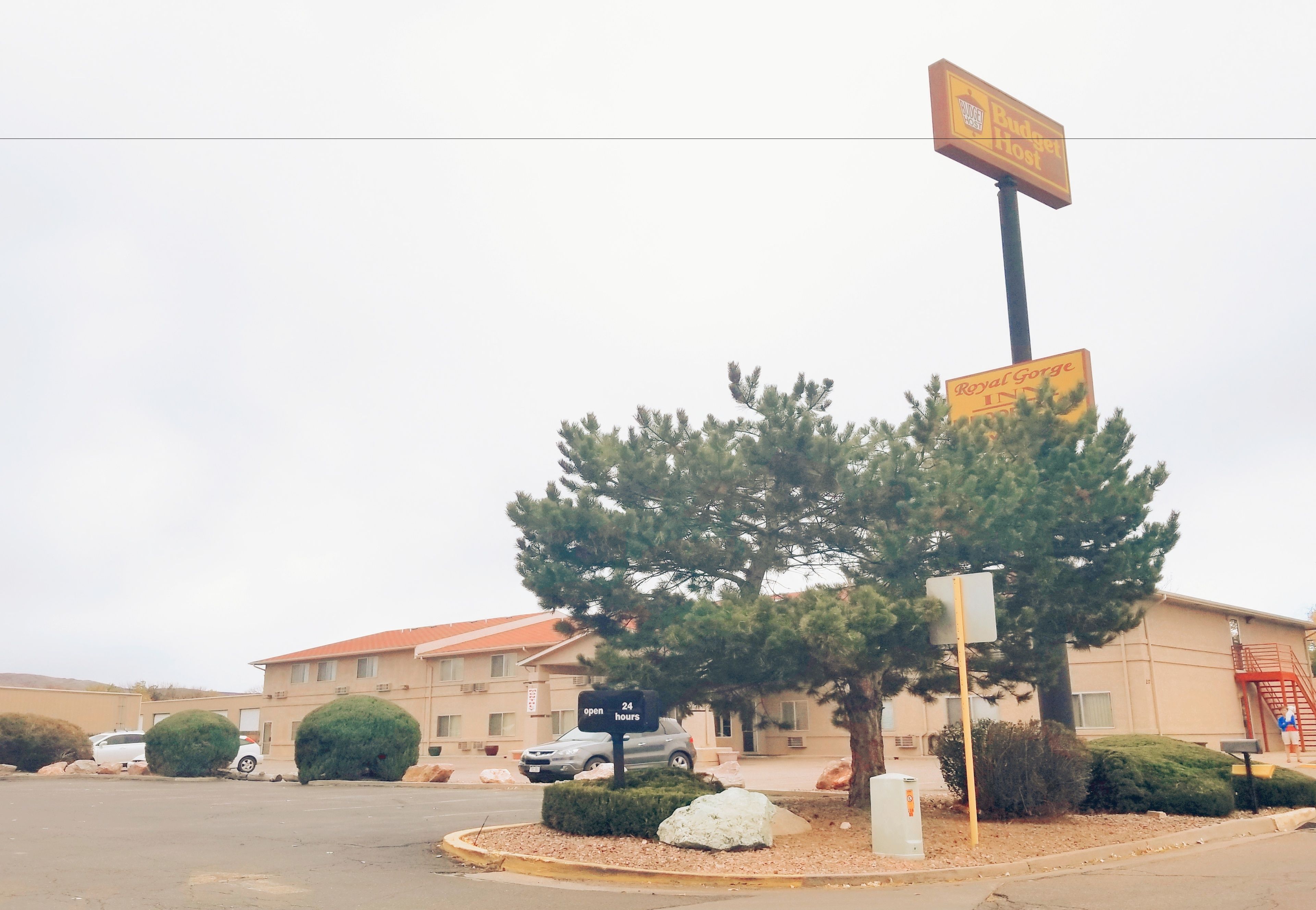 Un edificio con un letrero que indica 'abierto las 24 horas' y 'Royal Gorge'.