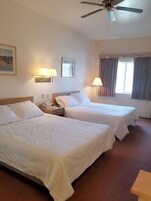 办公桌、熨斗/熨板、免费 WiFi、床单