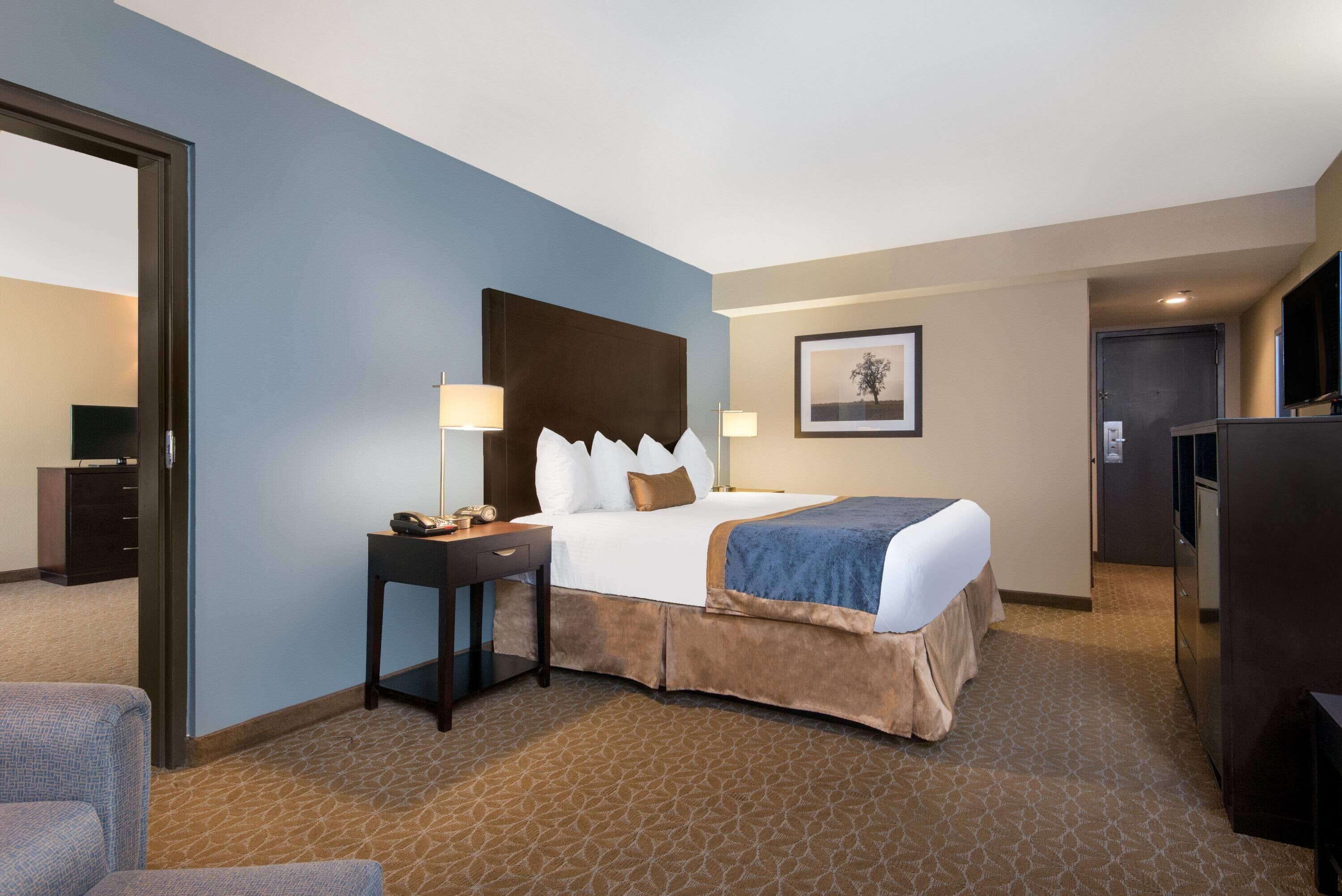 Executive Suite, 1 Bedroom (w/ Living Room) | Premium bedding, pillowtop beds, in-room safe, desk