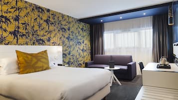 Bureau, espace de travail pour ordinateur portable, rideaux occultants