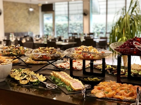 Breakfast, lunch and dinner served . Hôtel Inn Paris CDG Airport