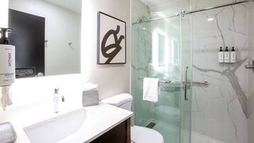 Combined shower/bathtub, eco-friendly toiletries, hair dryer, towels