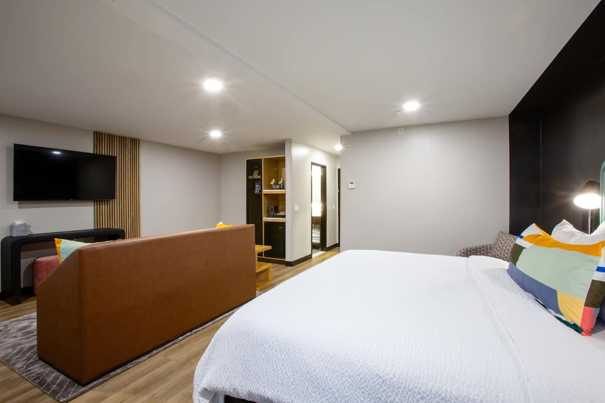 Suite, 1 King Bed (Bath/Shower Combo) | 1 bedroom, Egyptian cotton sheets, premium bedding, down duvets