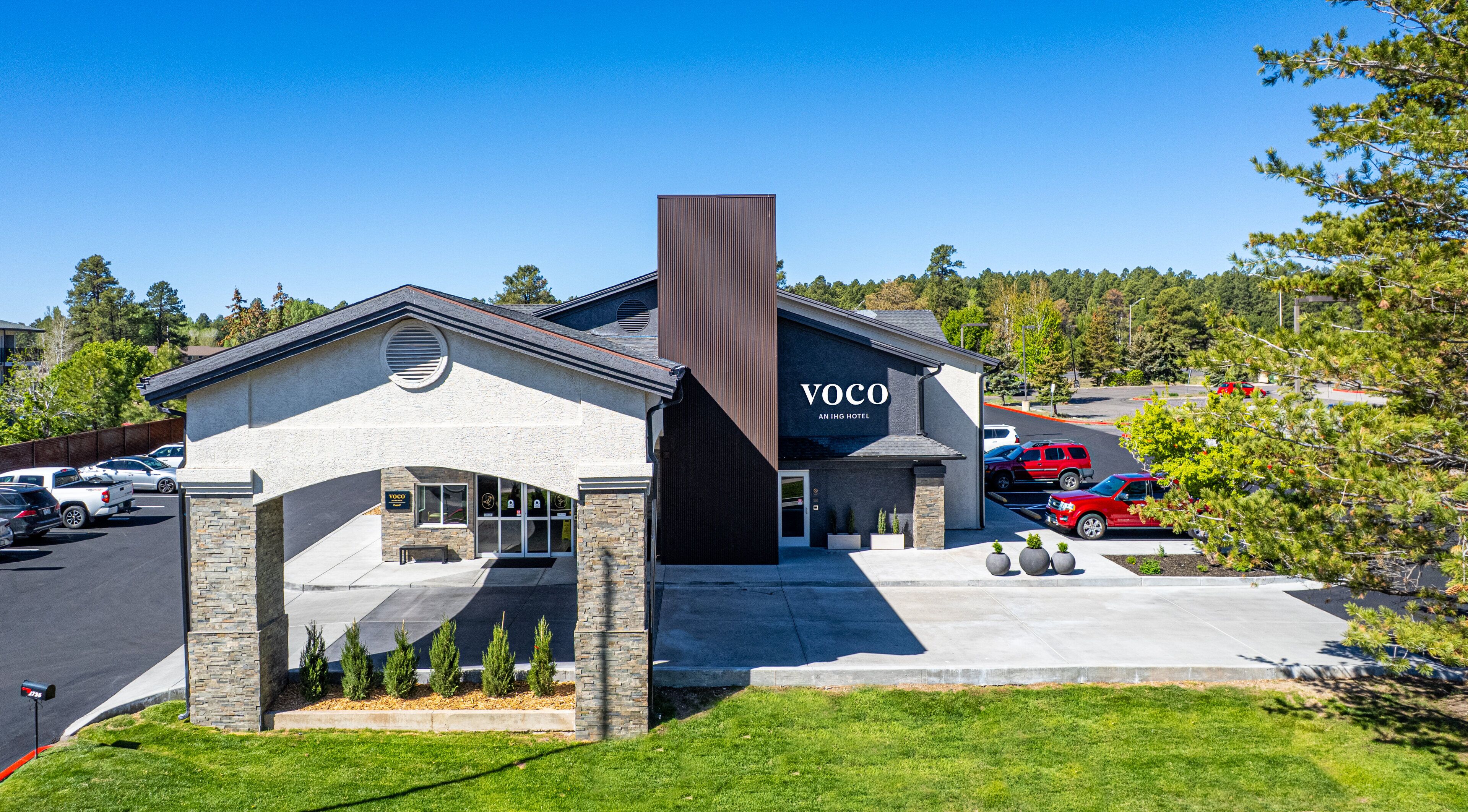 Un hôtel au design moderne, reconnaissable à son grand panneau « Voco », doté d’un parking et d’une pelouse bien entretenue.