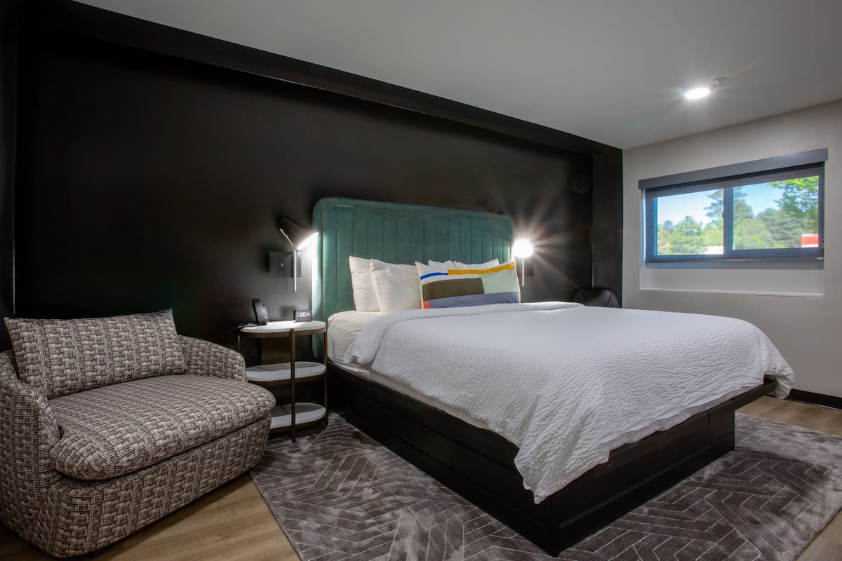 스위트, 킹사이즈침대 1개 (Bath/Shower Combo) | 이집트산 면 시트, 고급 침구, 오리/거위털 이불, 필로우탑 침대