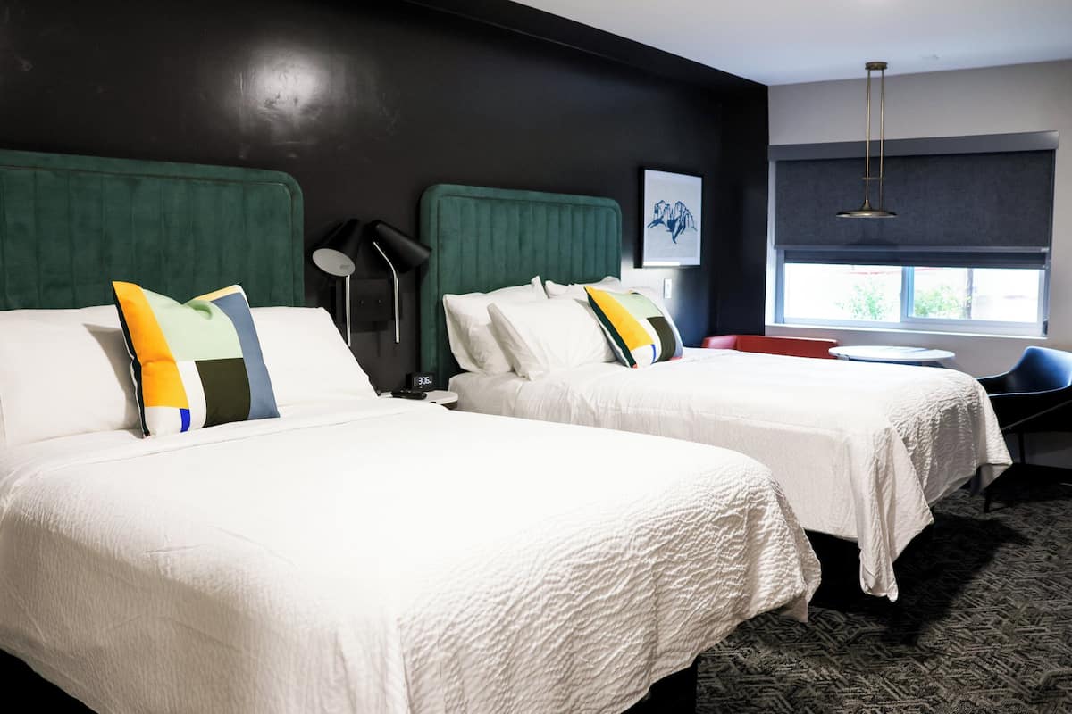 스탠다드룸, 퀸사이즈침대 2개 (Walk-In Shower) | 이집트산 면 시트, 고급 침구, 오리/거위털 이불, 필로우탑 침대