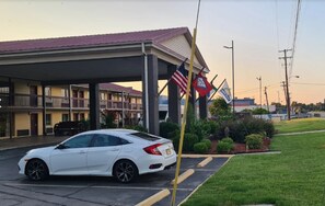 Garden - Days Inn by Wyndham West Memphis (West Memphis)